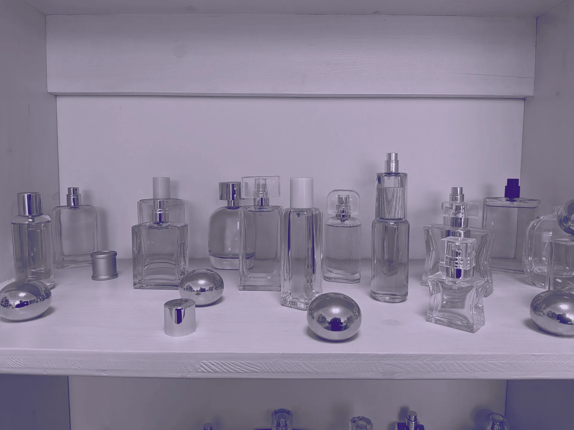 Flaconi in vetro e tappi in oro nello showroom Dream Flower Parfum