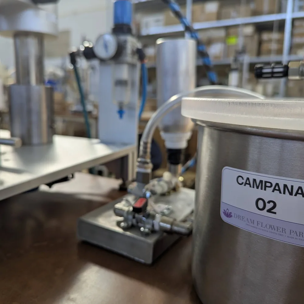 Campana di miscelazione con etichetta Dream Flower Parfum
