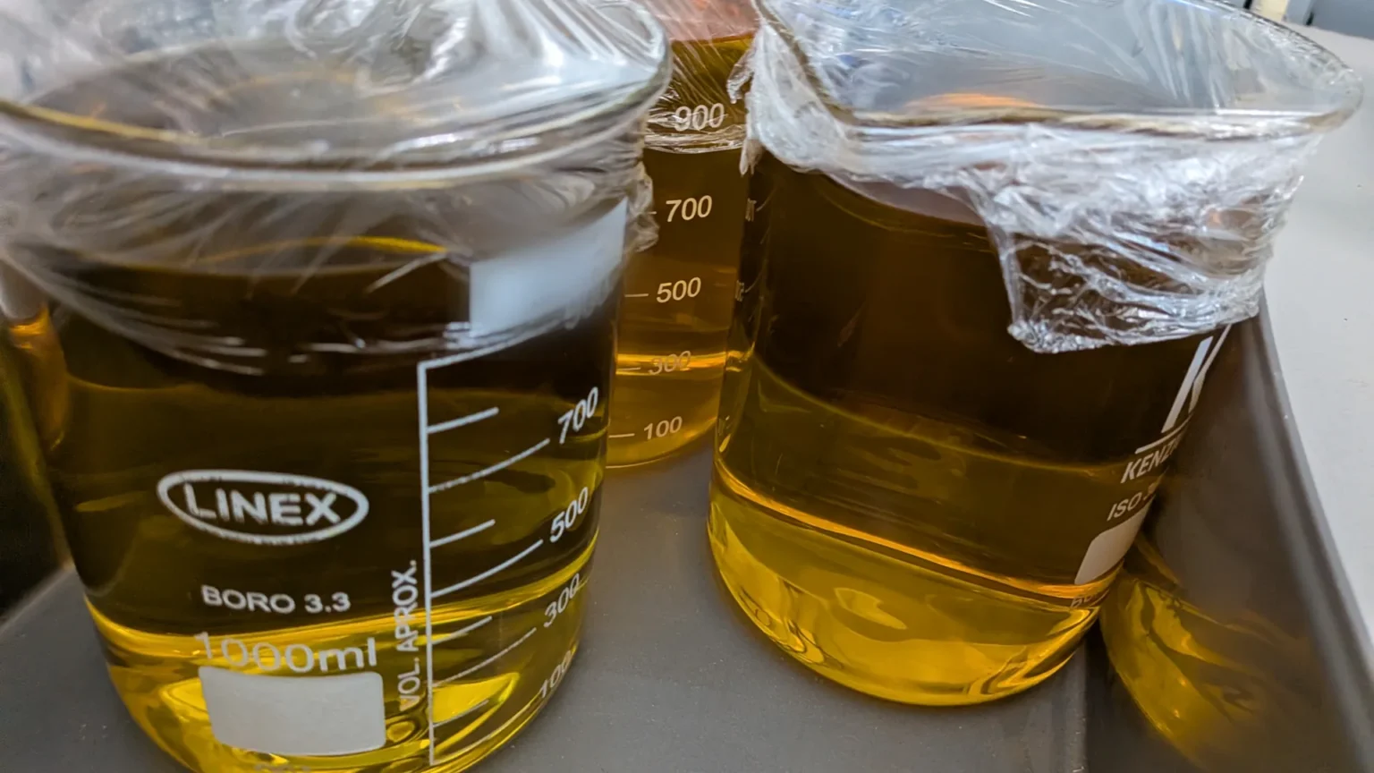 Becher di fragranza coperti, pronti per la preparazione delle basi