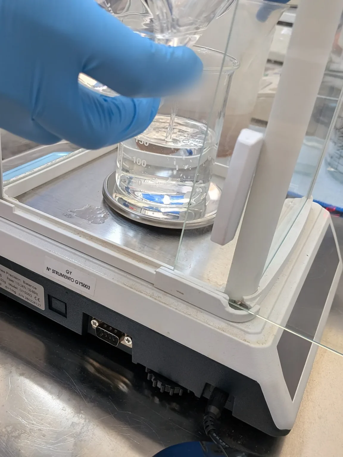 Pesata di una fragranza sulla bilancia di precisione del laboratorio DFP1