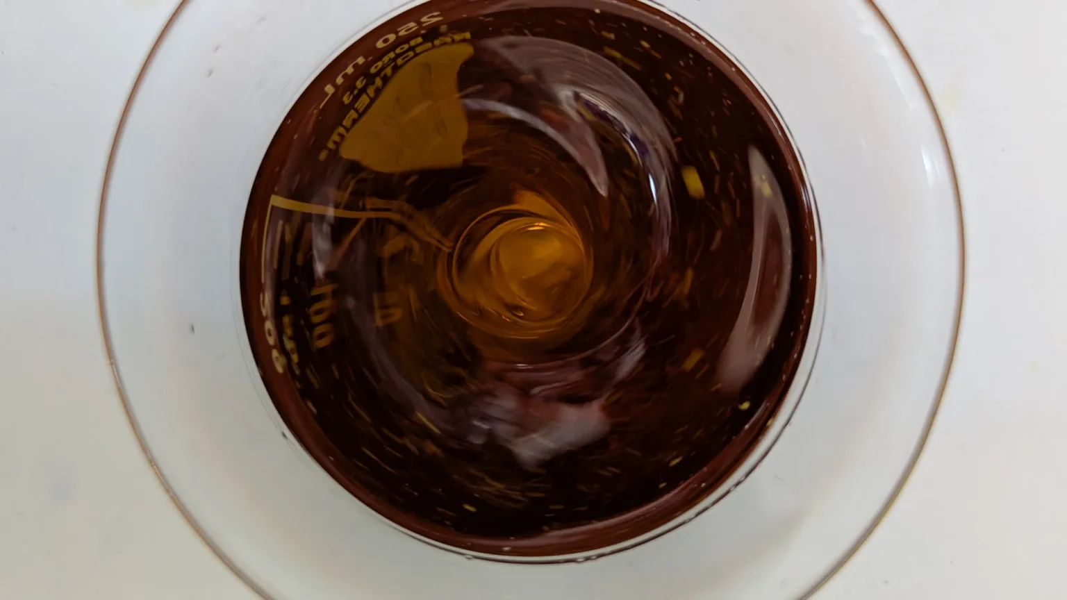 Fragranza in miscelazione vista dall'alto nel laboratorio di DFP1